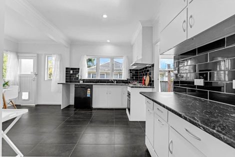 Photo of property in 92 Mangere Road, Otahuhu, Auckland, 1062