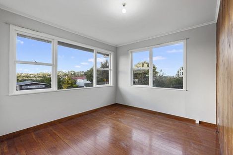 Photo of property in 10 Totaravale Drive, Totara Vale, Auckland, 0629