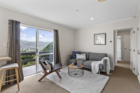 Photo of property in 12 Evesham Place, Newlands, Wellington, 6037