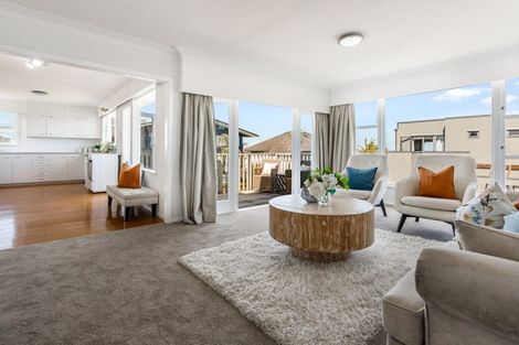 Photo of property in 32 Knights Road, Rothesay Bay, Auckland, 0630