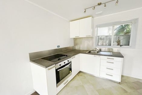 Photo of property in 24 Tiri Tiri Road, Birkdale, Auckland, 0626