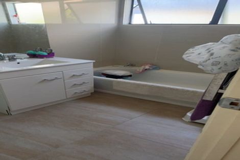 Photo of property in 1 Crown Hill Close, Forrest Hill, Auckland, 0620