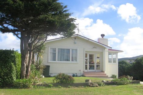 Photo of property in 22 Pokohiwi Road, Normandale, Lower Hutt, 5010