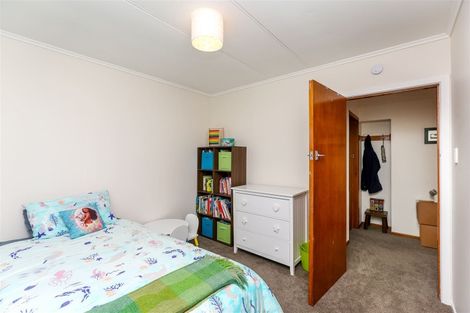 Photo of property in 33 Omata Road, Marfell, New Plymouth, 4310