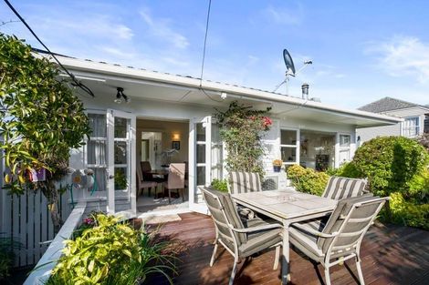 Photo of property in 1/290 East Coast Road, Forrest Hill, Auckland, 0620