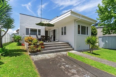 Photo of property in 92 Astley Avenue, New Lynn, Auckland, 0600