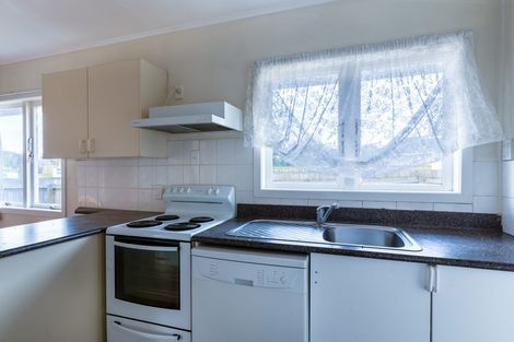 Photo of property in 5 Shamrock Lane, Te Atatu Peninsula, Auckland, 0610