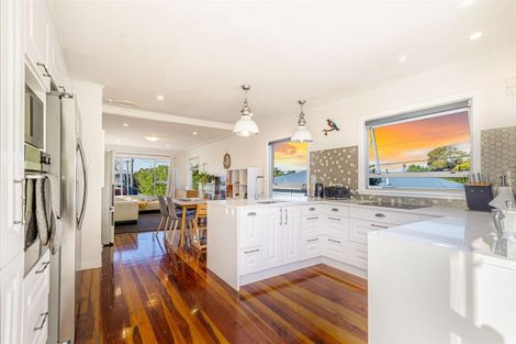 Photo of property in 21 Covil Avenue, Te Atatu South, Auckland, 0610