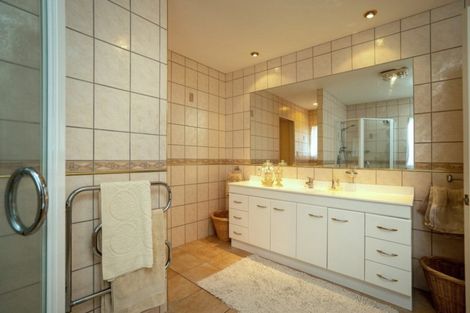 Photo of property in 25 Walpole Avenue, Hillpark, Auckland, 2102