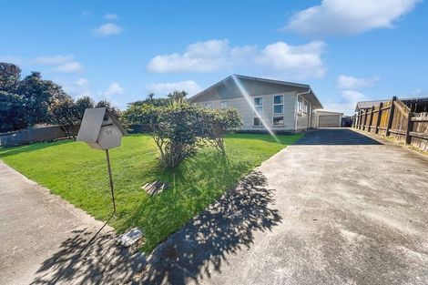 Photo of property in 11 Colonial Place, Kelvin Grove, Palmerston North, 4414