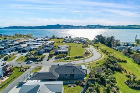 Photo of property in 30 Pukenamu Road, Rainbow Point, Taupo, 3330