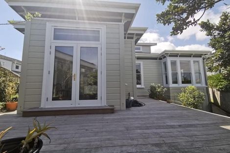 Photo of property in 76 Roxburgh Street, Mount Victoria, Wellington, 6011