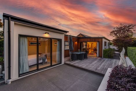 Photo of property in 15 Saint Andrews Square, Strowan, Christchurch, 8052