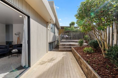 Photo of property in 2/5 Remus Place, Totara Vale, Auckland, 0629