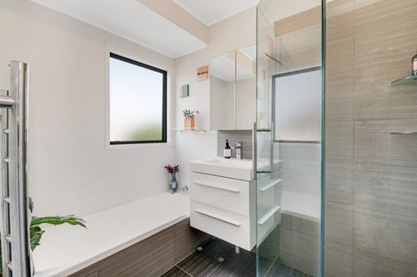 Photo of property in 17 Leiden Place, Totara Vale, Auckland, 0629