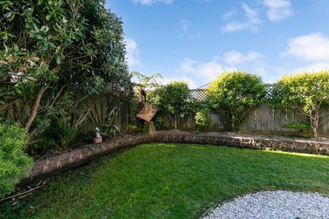 Photo of property in 8 Bennett Grove, Newlands, Wellington, 6037