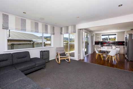 Photo of property in 11 Mount Marua Drive, Timberlea, Upper Hutt, 5018