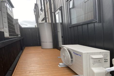 Photo of property in 3/3 Beach Road, Te Atatu Peninsula, 0610