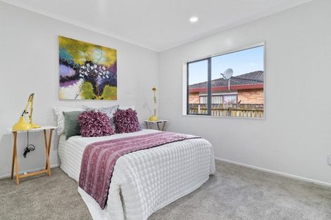Photo of property in 43 Glenveagh Park Drive, Weymouth, Auckland, 2103