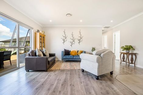 Photo of property in 16 Walter Ruddock Avenue, Kumeu, 0810