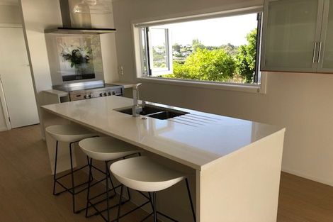 Photo of property in 82 Exmouth Road, Northcote, Auckland, 0627