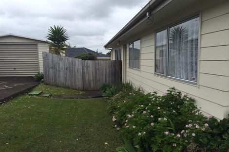 Photo of property in 28 Waimumu Road, Massey, Auckland, 0614