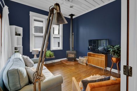 Photo of property in 24 Dunn Street, Egmont Village, 4372