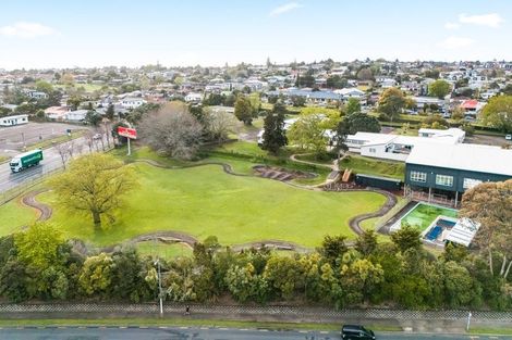 Photo of property in 5 Takapu Street, Henderson, Auckland, 0612