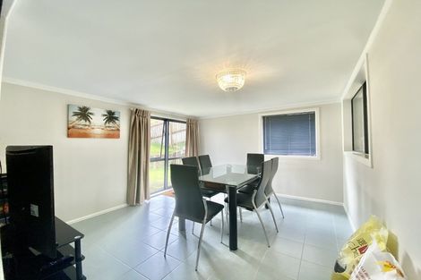 Photo of property in 16 Glenveagh Park Drive, Weymouth, Auckland, 2103