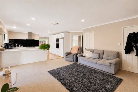 Photo of property in 28 Piper Place, Goodwood Heights, Auckland, 2105