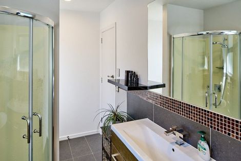 Photo of property in 92 Mana View Road, Paremata, Porirua, 5026