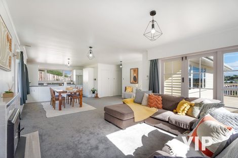 Photo of property in 22 Longcroft Terrace, Newlands, Wellington, 6037