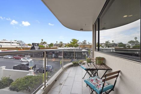 Photo of property in 2d/171 Hurstmere Road, Takapuna, Auckland, 0622