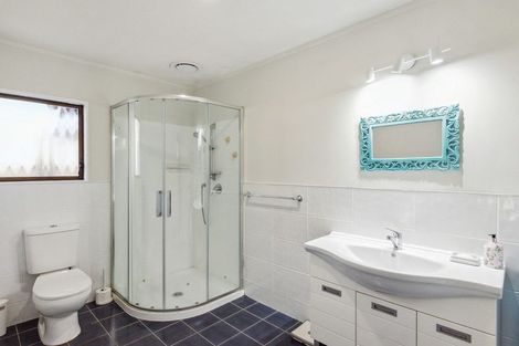 Photo of property in 35 Greenaway Road, Waikanae, 5036