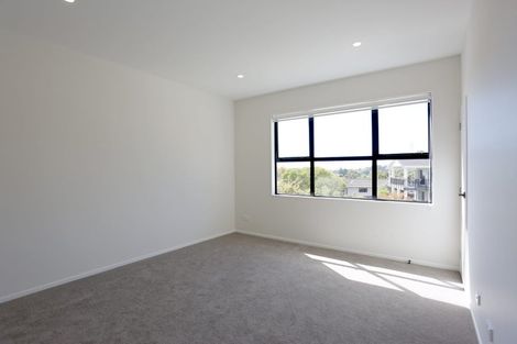 Photo of property in 1a Kirkdale Place, Northcross, Auckland, 0632