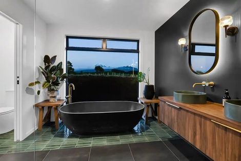 Photo of property in 7 Te Ara Karoiroa Road, Hurford, New Plymouth, 4374