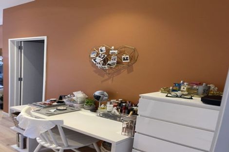 Photo of property in 8 September Place, Forrest Hill, Auckland, 0620