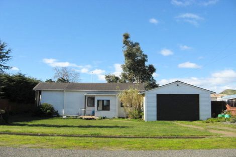 Photo of property in 6 Charles Street, Takapau, 4203