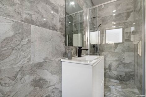 Photo of property in 5 Younger Lane, Massey, Auckland, 0614