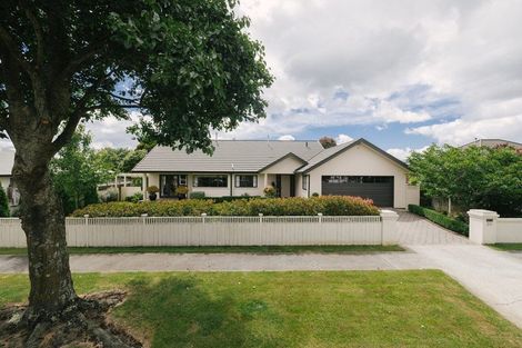 Photo of property in 20 Abby Road, Fitzherbert, Palmerston North, 4410