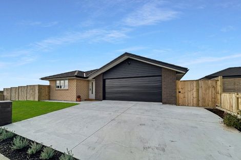 Photo of property in 74 Atlantic Drive, Fitzherbert, Palmerston North, 4410