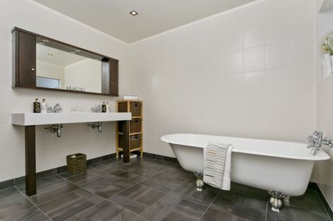 Photo of property in 1/26 County Road, Torbay, Auckland, 0630