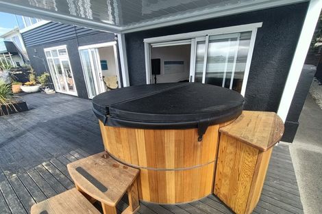 Photo of property in 277 Queens Drive, Lyall Bay, Wellington, 6022