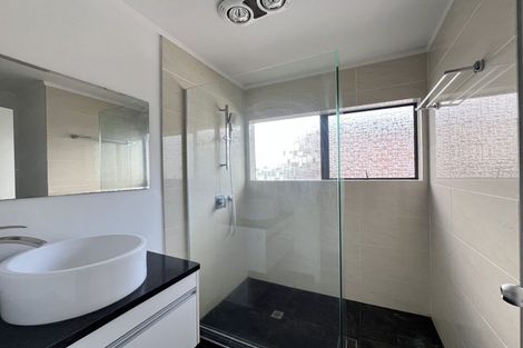 Photo of property in 1/260 Sunset Road, Windsor Park, Auckland, 0632