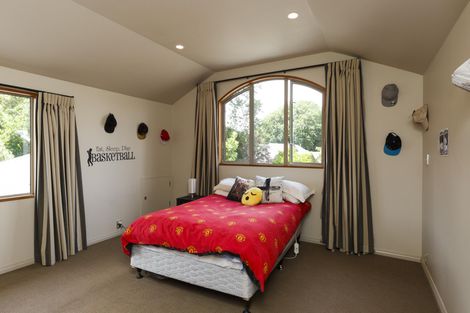 Photo of property in 2 Pastoral Lane, Hokowhitu, Palmerston North, 4410