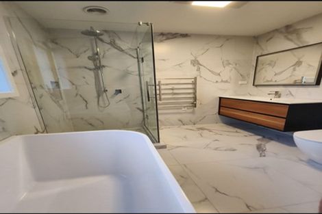 Photo of property in 13e Windermere Crescent, Blockhouse Bay, Auckland, 0600