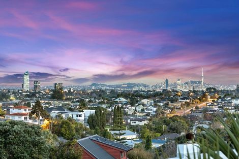 Photo of property in 1/2 Parr Terrace, Castor Bay, Auckland, 0620