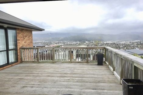 Photo of property in 17 James Nairn Grove, Riverstone Terraces, Upper Hutt, 5018