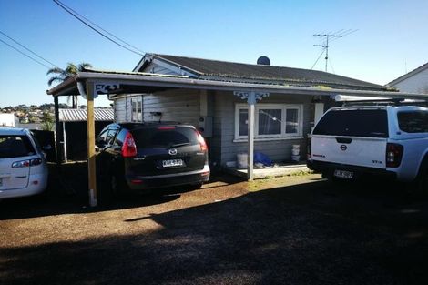 Photo of property in 942 East Coast Road, Northcross, Auckland, 0630