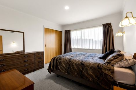 Photo of property in 4 Boulevard Drive, Merrilands, New Plymouth, 4312